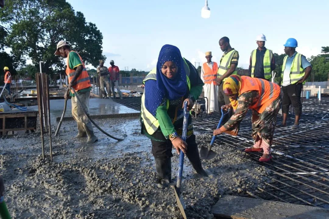 Site team on Micheweni Hospital works